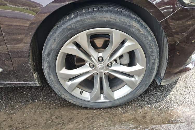 Used Buick LaCrosse 2022 Avenir Avia First Edition Right Front Wheel Hub