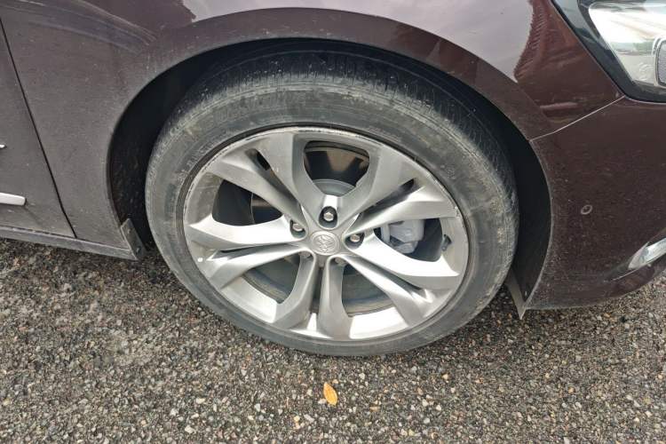 Used Buick LaCrosse 2022 Avenir Avia First Edition Right Front Wheel Hub