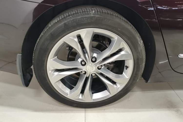 Used Buick LaCrosse 2022 Avenir Avia First Edition Right Rear Wheel Hub