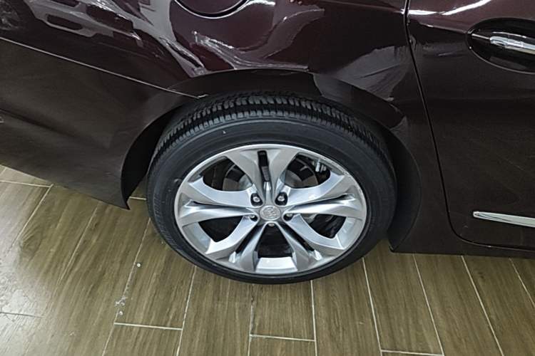 Used Buick LaCrosse 2022 Avenir Avia First Edition Right Rear Wheel Hub