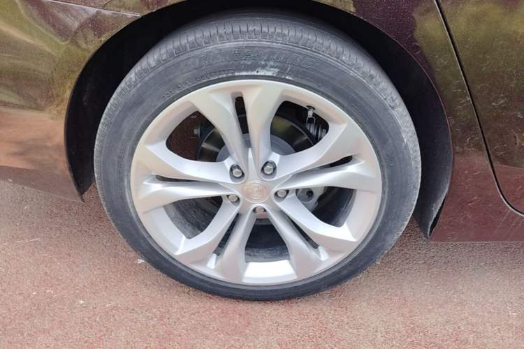Used Buick LaCrosse 2022 Avenir Avia First Edition Right Rear Wheel Hub