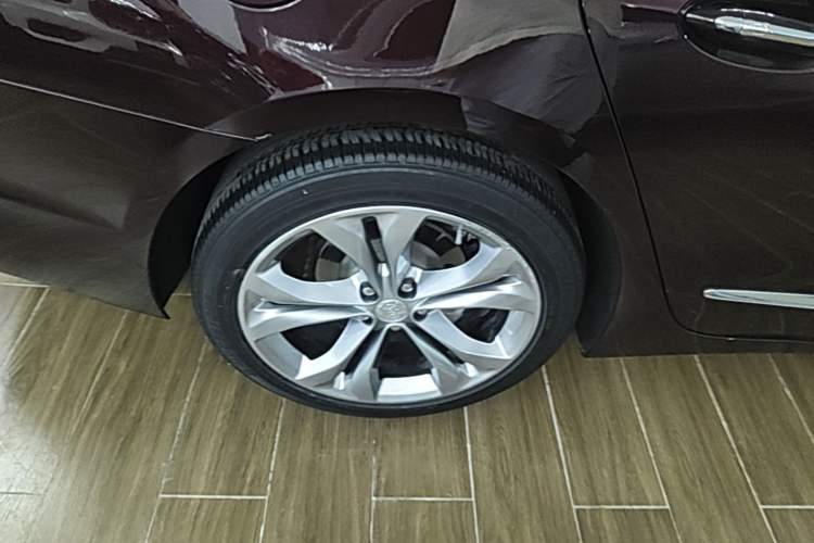 Used Buick LaCrosse 2022 Avenir Avia First Edition Right Rear Wheel Hub