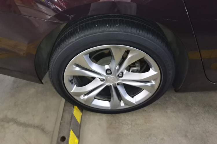 Used Buick LaCrosse 2022 Avenir Avia First Edition Right Rear Wheel Hub