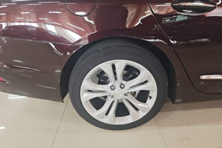 Used Buick LaCrosse 2022 Avenir Avia First Edition Right Rear Wheel Hub
