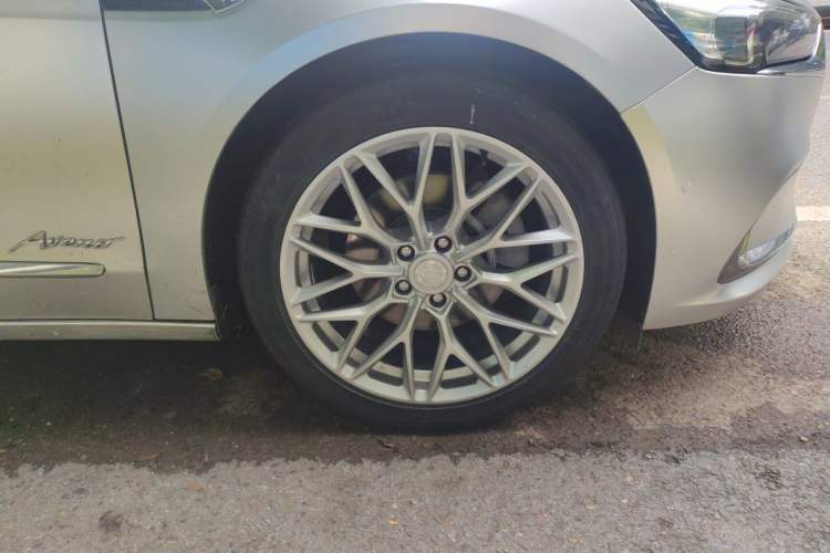 Used Buick LaCrosse 2022 Avenir Avia First Edition Right Front Wheel Hub