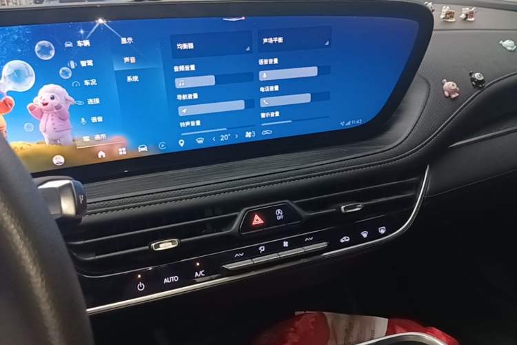 Used Buick LaCrosse 2023 Restyled 25T Cross-Country Edition Audio And AC Panel