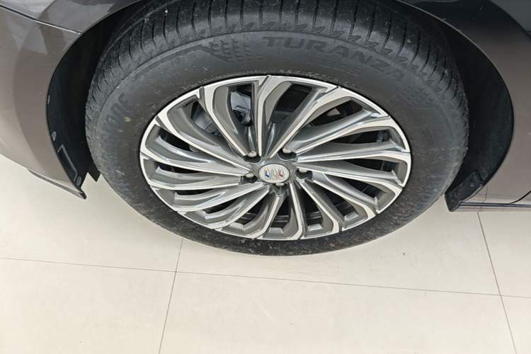 Used Buick LaCrosse 2023 28T Prestige Edition Left Front Wheel Hub
