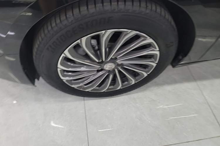 Used Buick LaCrosse 2023 28T Prestige Edition Left Front Wheel Hub