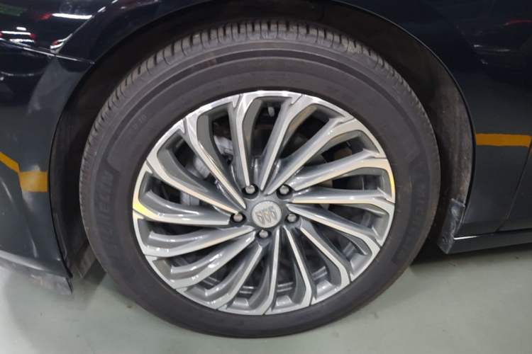 Used Buick LaCrosse 2023 28T Prestige Edition Left Front Wheel Hub