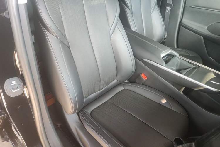 Used Buick LaCrosse 2023 28T Prestige Edition Right Front Seat
