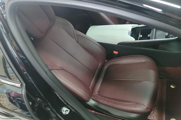 Used Buick LaCrosse 2023 28T Prestige Edition Right Front Seat