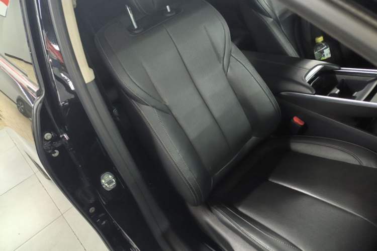 Used Buick LaCrosse 2023 28T Prestige Edition Right Front Seat