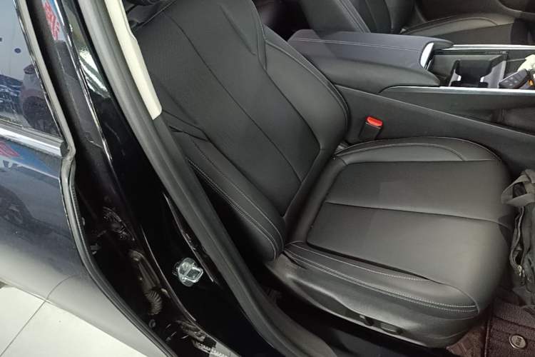 Used Buick LaCrosse 2023 Restyled 25T Cross-Country Edition Right Front Seat
