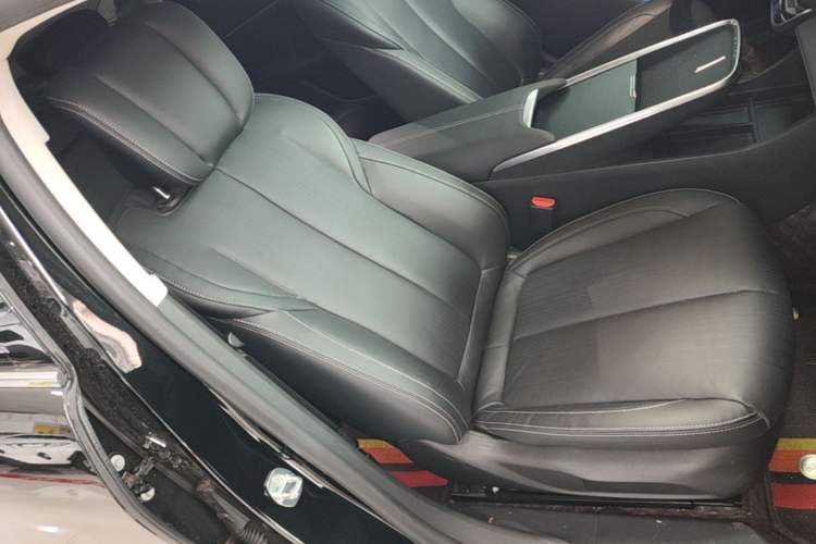 Used Buick LaCrosse 2023 28T Prestige Edition Right Front Seat
