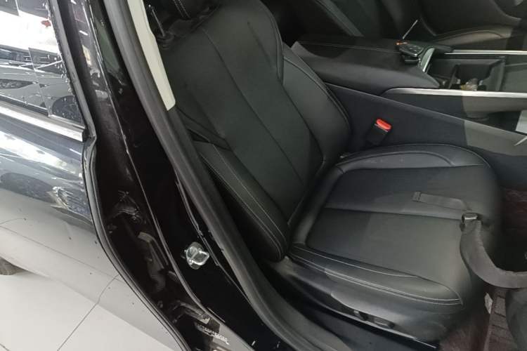 Used Buick LaCrosse 2023 Restyled 25T Cross-Country Edition Right Front Seat