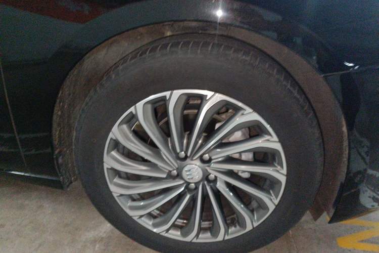 Used Buick LaCrosse 2023 28T Prestige Edition Right Front Wheel Hub