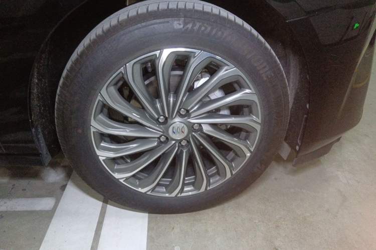 Used Buick LaCrosse 2023 28T Prestige Edition Right Front Wheel Hub