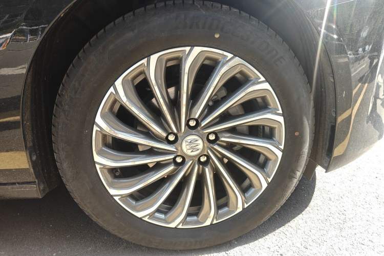 Used Buick LaCrosse 2023 28T Prestige Edition Right Front Wheel Hub