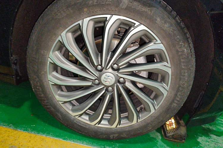 Used Buick LaCrosse 2023 28T Prestige Edition Right Front Wheel Hub