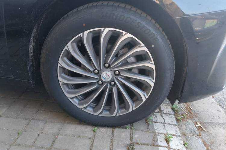 Used Buick LaCrosse 2023 28T Prestige Edition Right Front Wheel Hub