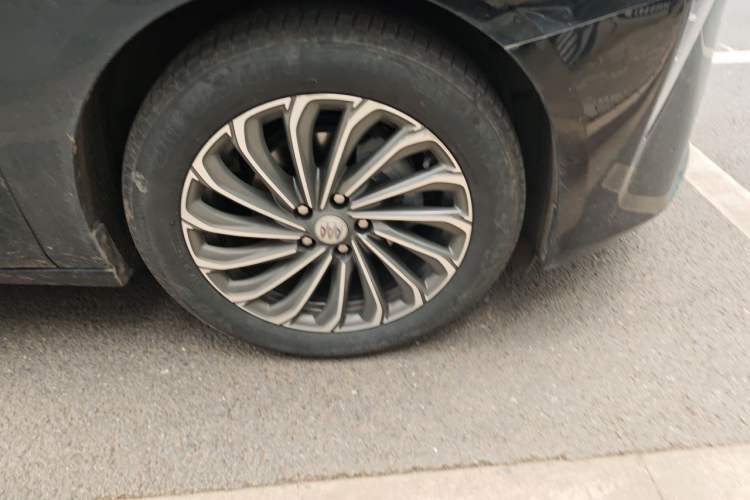 Used Buick LaCrosse 2023 28T Prestige Edition Right Front Wheel Hub
