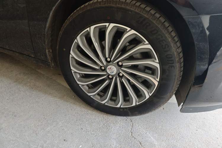 Used Buick LaCrosse 2023 28T Prestige Edition Right Front Wheel Hub