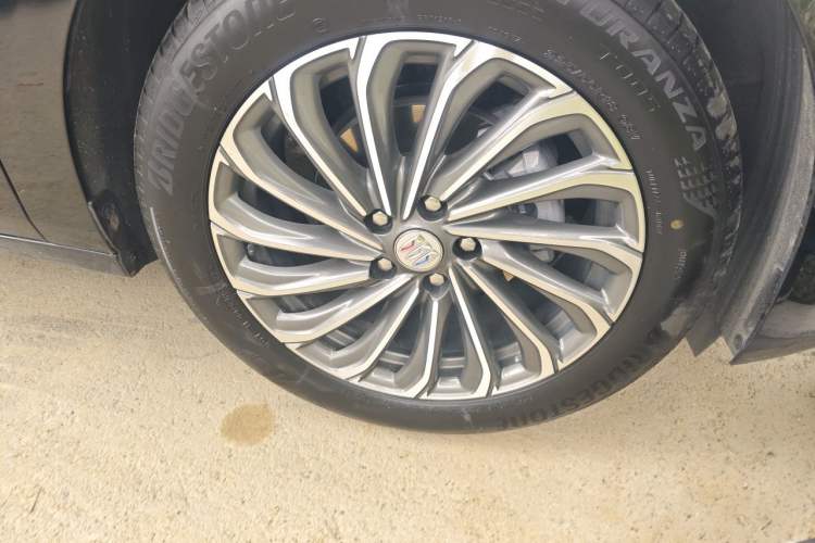 Used Buick LaCrosse 2023 28T Prestige Edition Right Front Wheel Hub