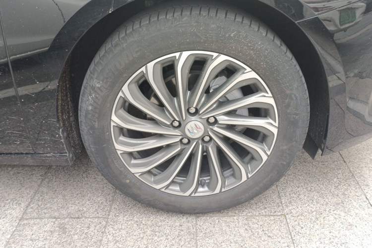 Used Buick LaCrosse 2023 28T Prestige Edition Right Front Wheel Hub