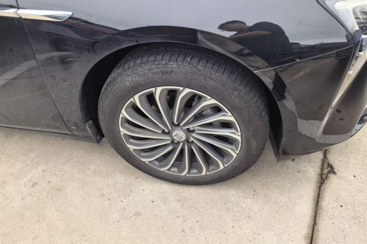 Used Buick LaCrosse 2023 28T Prestige Edition Right Front Wheel Hub