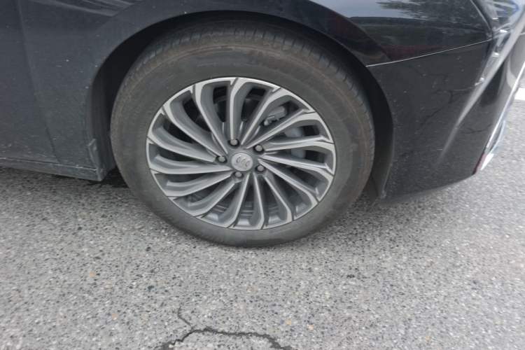 Used Buick LaCrosse 2023 28T Prestige Edition Right Front Wheel Hub