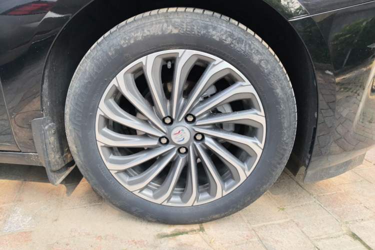 Used Buick LaCrosse 2023 28T Prestige Edition Right Front Wheel Hub