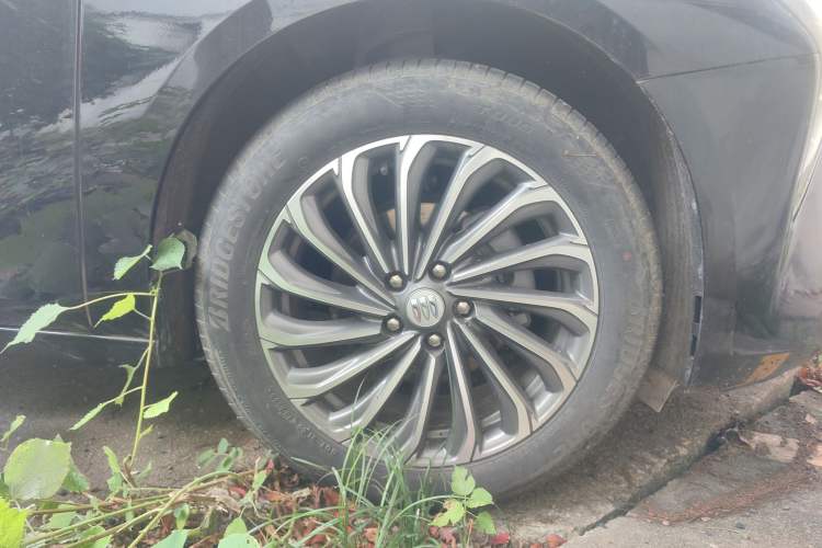 Used Buick LaCrosse 2023 28T Prestige Edition Right Front Wheel Hub