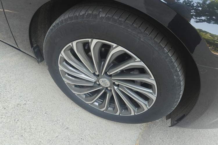 Used Buick LaCrosse 2023 28T Prestige Edition Right Front Wheel Hub