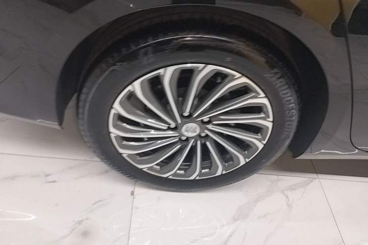 Used Buick LaCrosse 2023 28T Prestige Edition Right Rear Wheel Hub