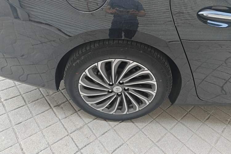 Used Buick LaCrosse 2023 28T Prestige Edition Right Rear Wheel Hub