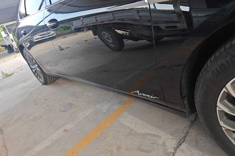 Used Buick LaCrosse 2023 28T Prestige Edition Right Side Sill