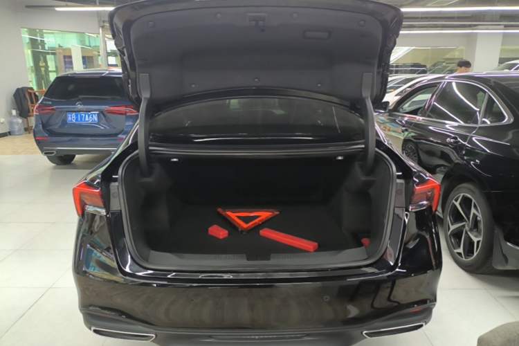 Used Buick LaCrosse 2023 28T Prestige Edition Trunk