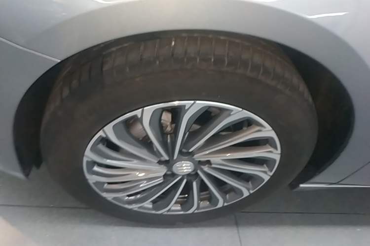 Used Buick LaCrosse 2023 28T Enjoyment Edition Left Front Wheel Hub