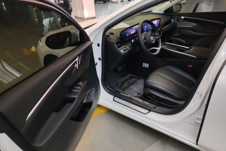 Used Buick LaCrosse 2023 Restyled 25T Cross-Country Edition Driver Seat