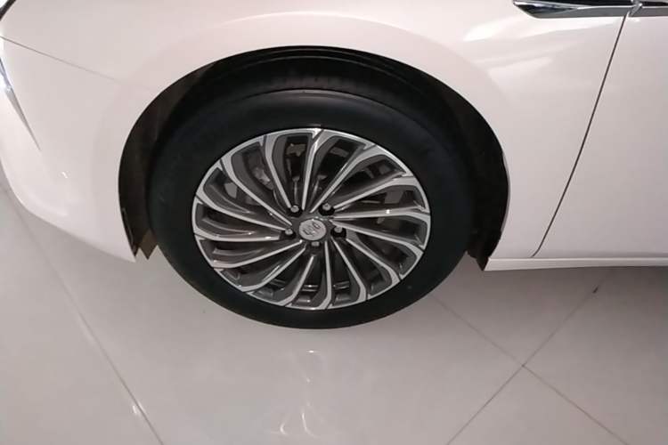Used Buick LaCrosse 2023 28T Prestige Edition Left Front Wheel Hub