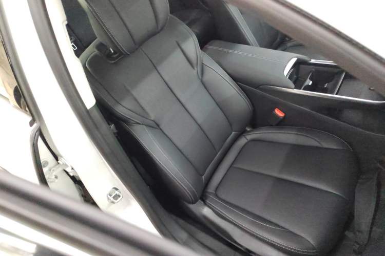 Used Buick LaCrosse 2023 Restyled 25T Cross-Country Edition Right Front Seat