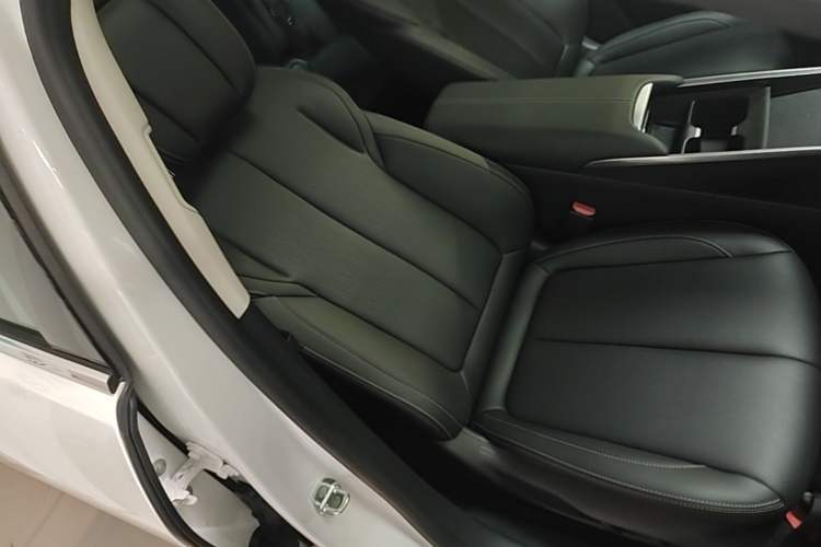 Used Buick LaCrosse 2023 Restyled 25T Cross-Country Edition Right Front Seat