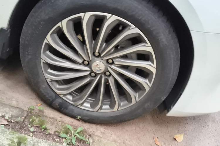 Used Buick LaCrosse 2023 28T Prestige Edition Right Front Wheel Hub