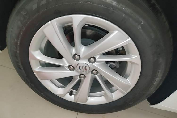 Used Buick LaCrosse 2023 Restyled 25T Cross-Country Edition Right Rear Wheel Hub