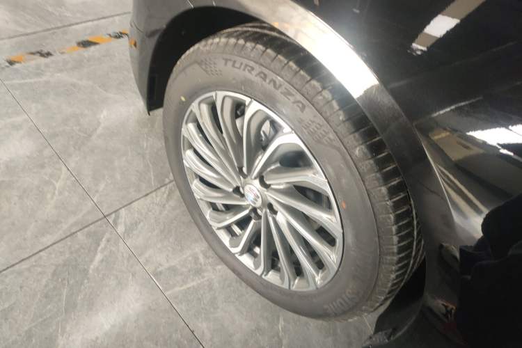 Used Buick LaCrosse 2024 28T Luxury Edition Left Front Wheel Hub
