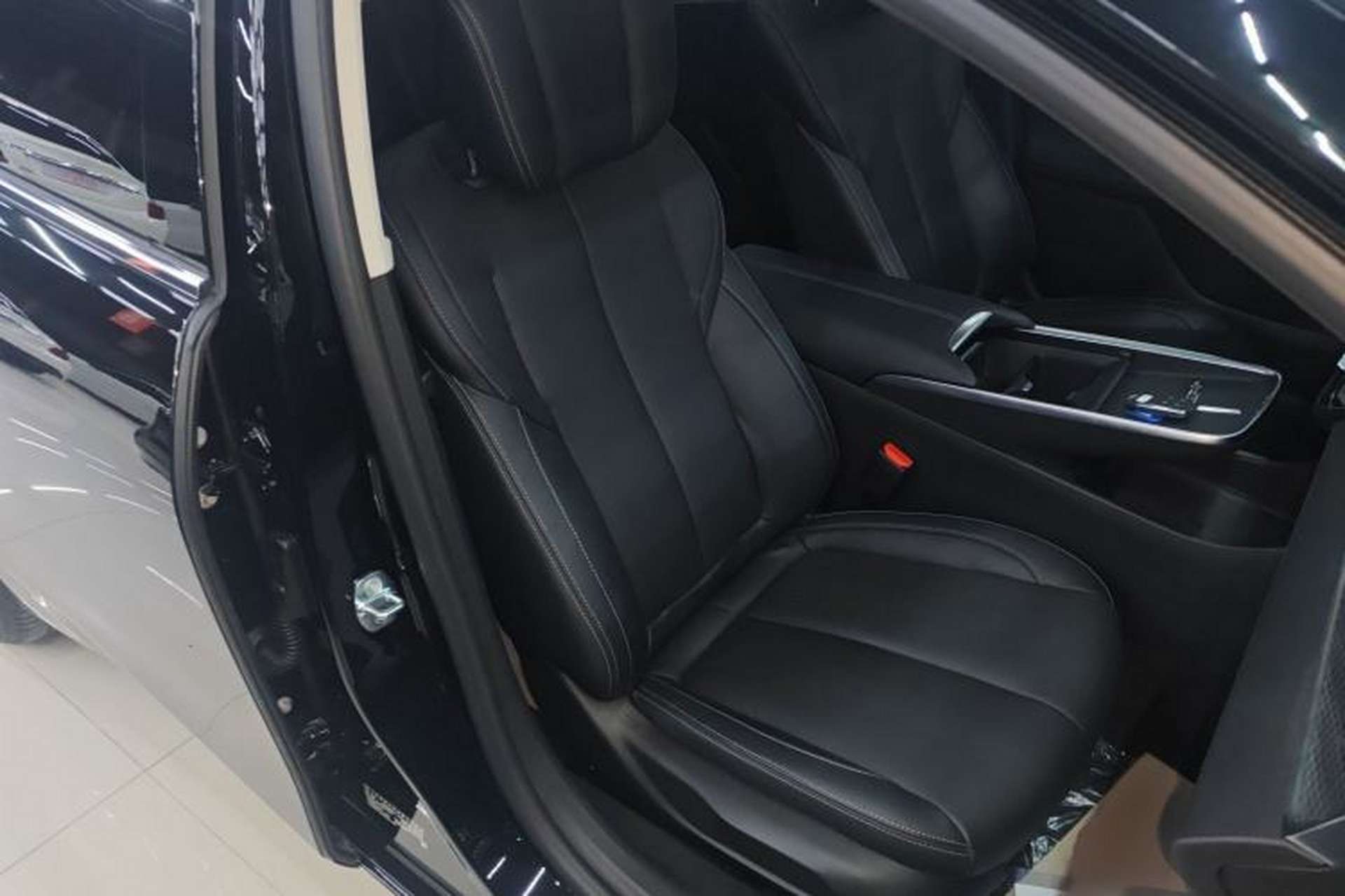 Used Buick LaCrosse 2024 28T Luxury Edition Right Front Seat
