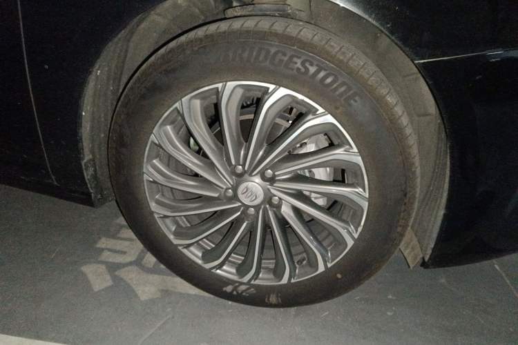 Used Buick LaCrosse 2024 28T Luxury Edition Right Front Wheel Hub