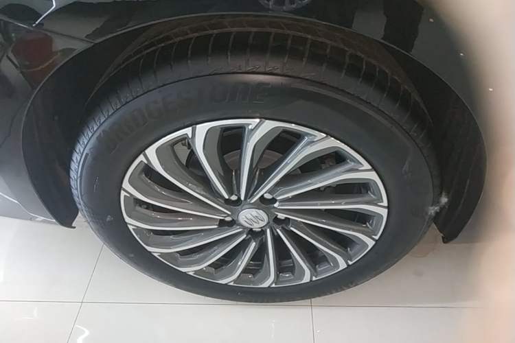 Used Buick LaCrosse 2024 28T Luxury Edition Right Rear Wheel Hub