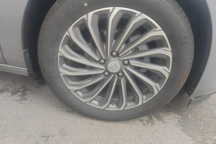 Used Buick LaCrosse 2024 28T Luxury Edition Right Front Wheel Hub