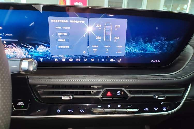 Used Buick LaCrosse 2025 28T Platinum Edition Audio And AC Panel